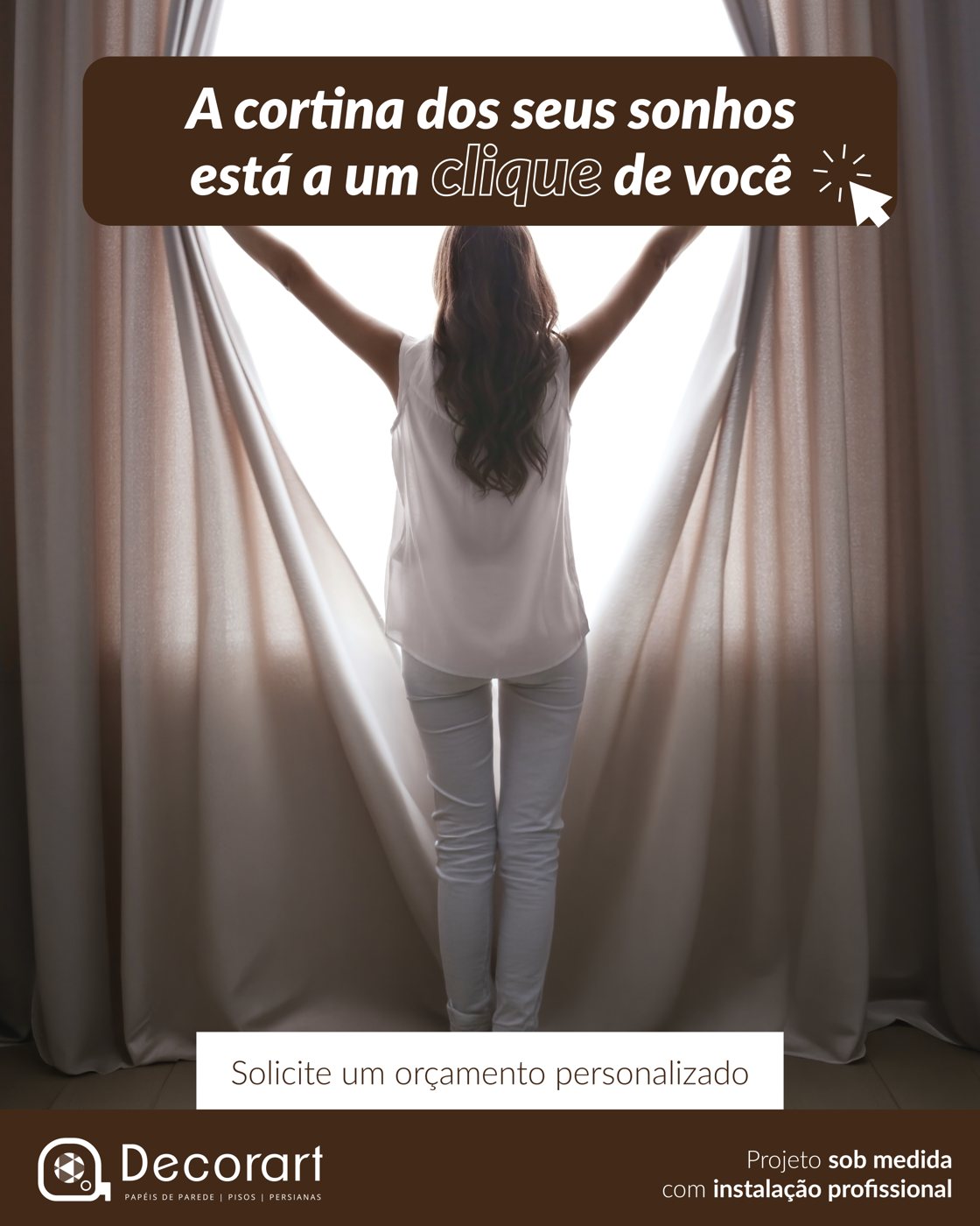 Anúncio Decorart: mulher abrindo cortinas claras