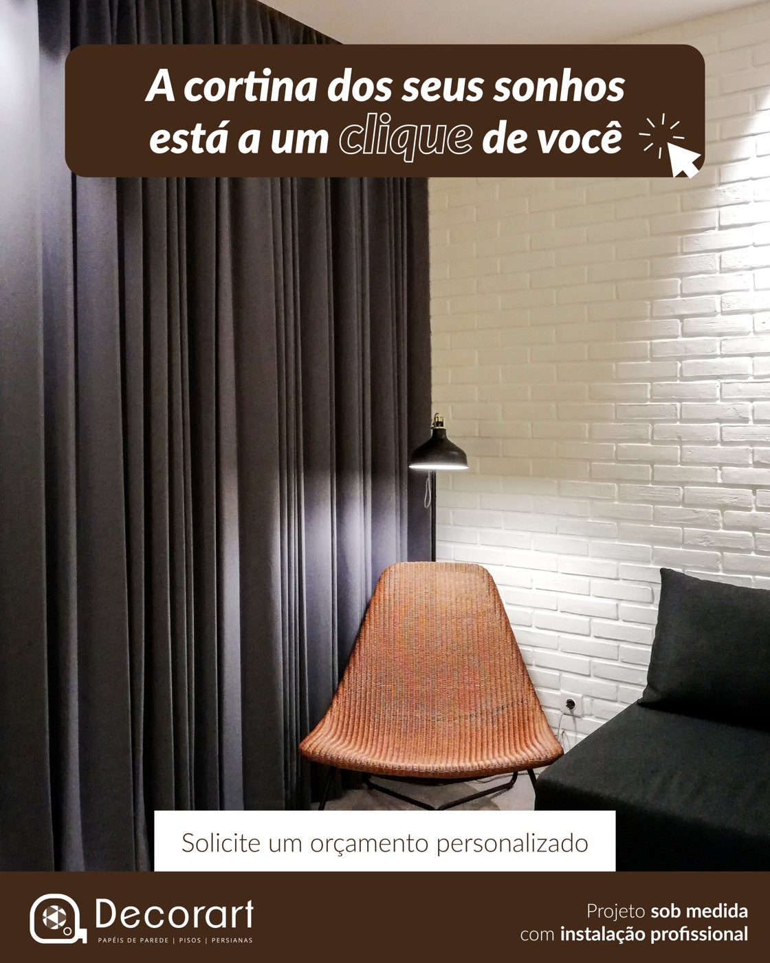 Anúncio Decorart: cortina escura ao lado de parede de tijolos brancos