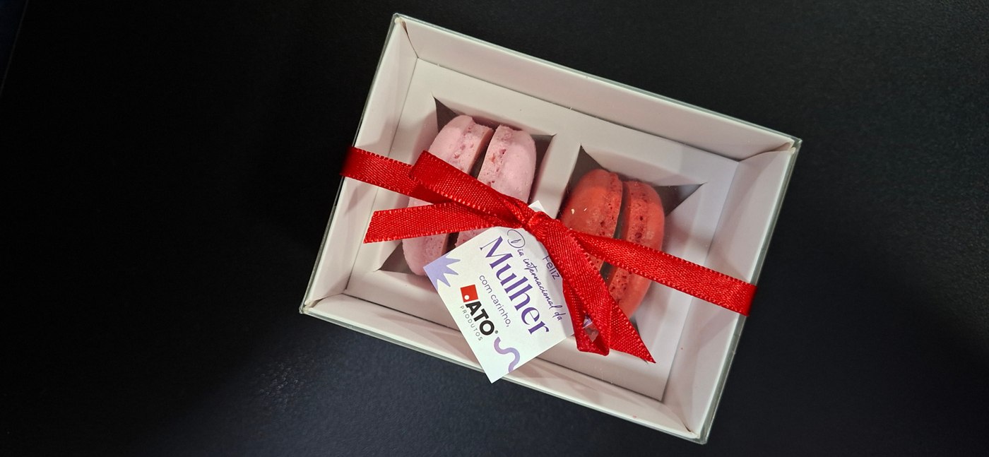 Caixinha de doces com laço vermelho e tag Mulher da ATO